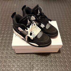 Jordan 4 Thunders Black and White size 9